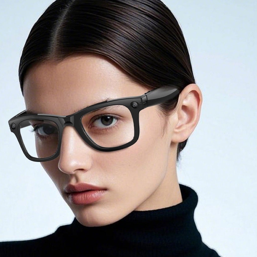 Woman wearing PRONOIA 01, black frame